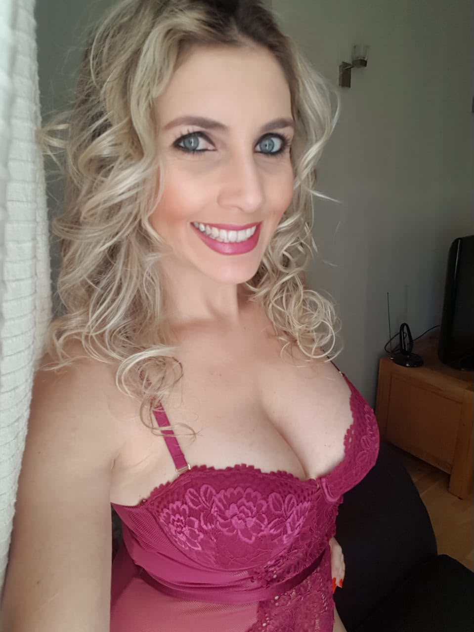 בנתניה – פצצת על 30 בחורה סופר סקסית